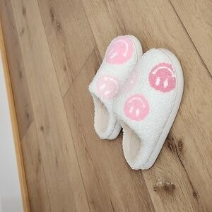 Smiley face slippers, girls 1/2